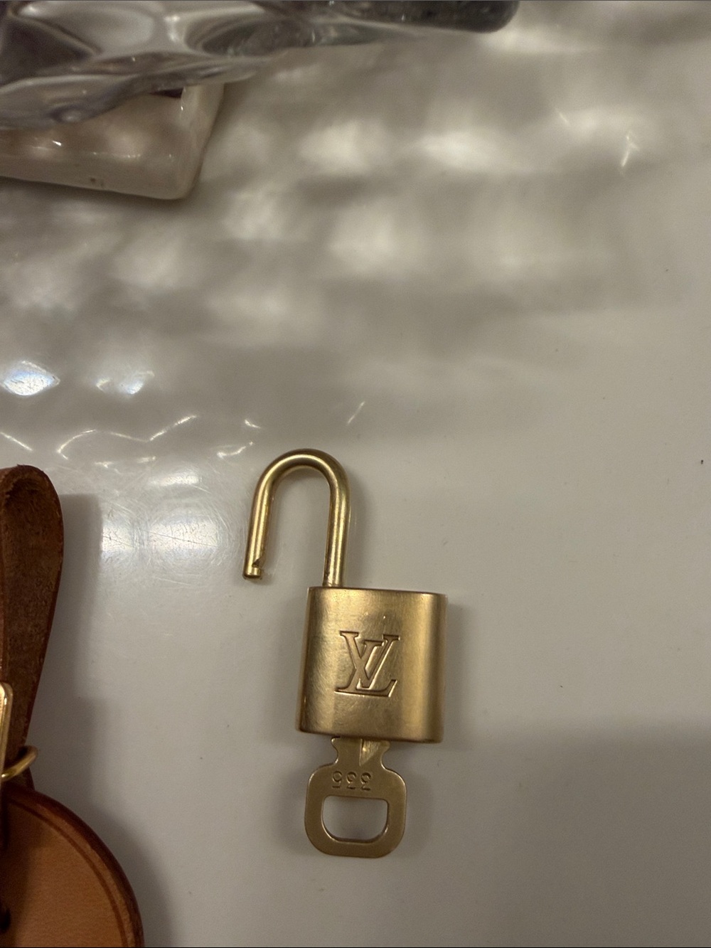 Louis Vuitton Tan Leather Luggage Tag with Padlock - 3 items ! - Picture 5 of 15